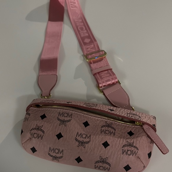 MCM Pink Crossbody Bag with Adjustable Strap and Luxurious Texture - Picture 7 of 10
